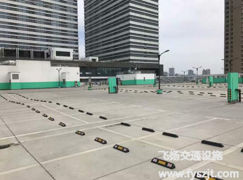 露天小區(qū)停車場劃線該怎么選擇材料呢？