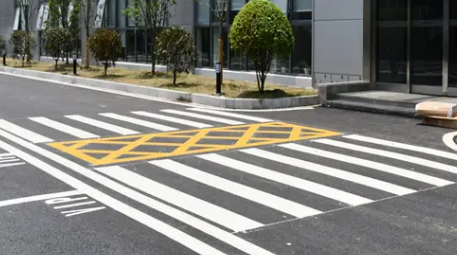 優(yōu)質(zhì)企業(yè)廠區(qū)道路劃線，高效安全的必備選擇！